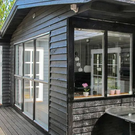 Two-bedroom Holiday In 33